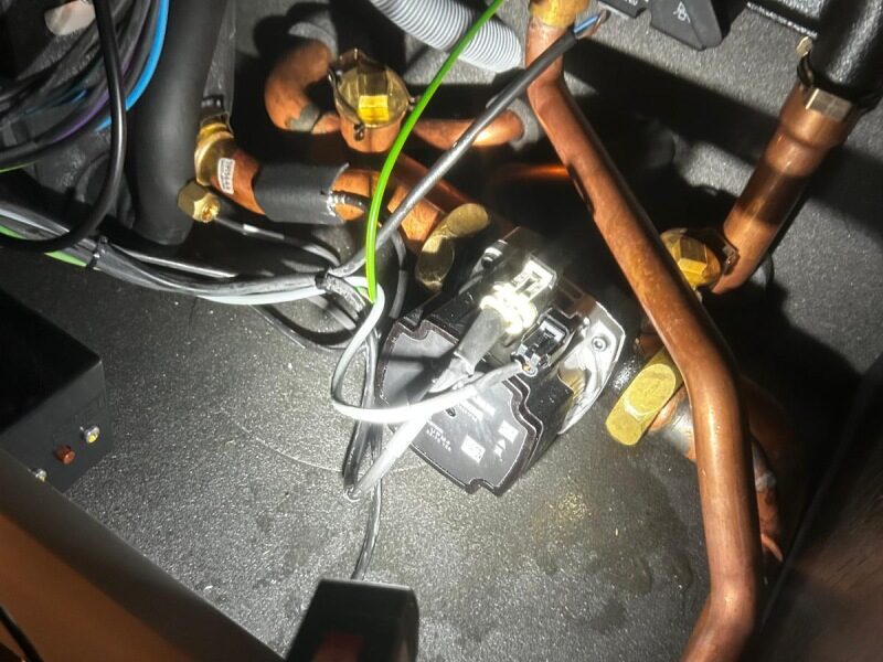 Remise à niveau d’une pompe à chaleur viessman , desembouage , remplacement du circulateur mise en place d’un pot à boue et d’un disconnecteur
